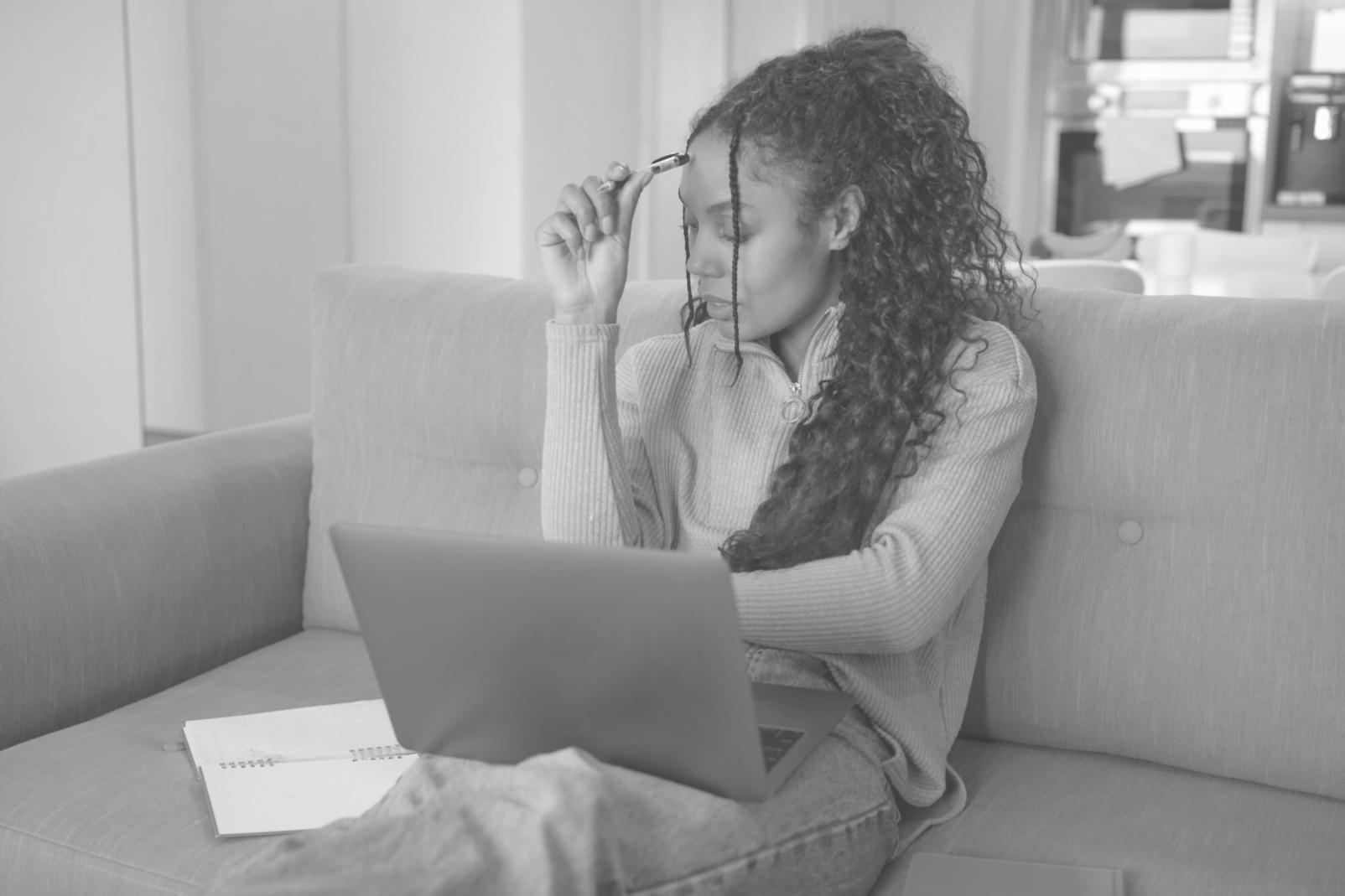 Professionelles Beratungsgespräch zwischen Führungskräften in modernem Konferenzraum