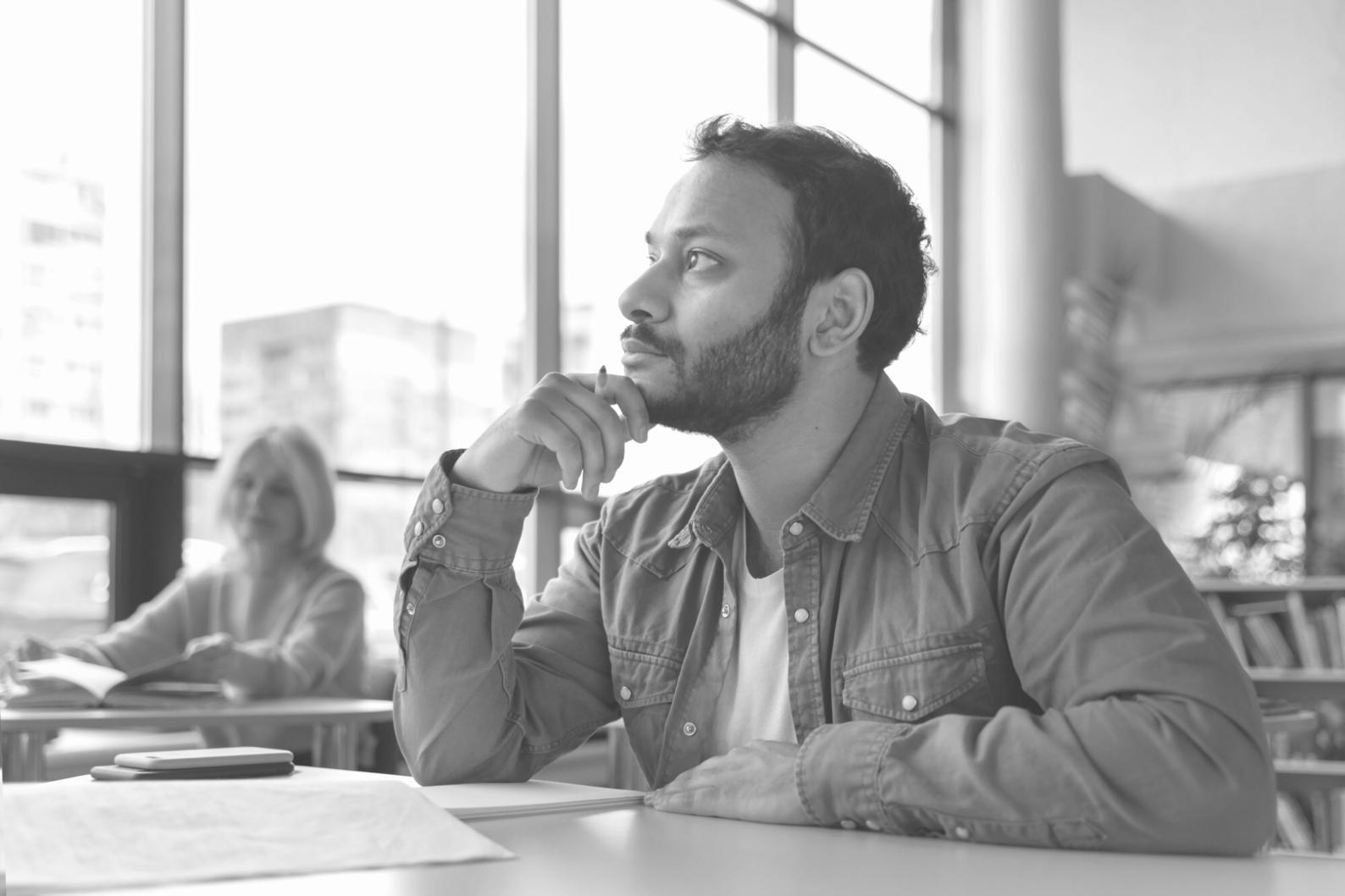 Teammeeting mit verschiedenen Mitarbeitern in modernem Büro