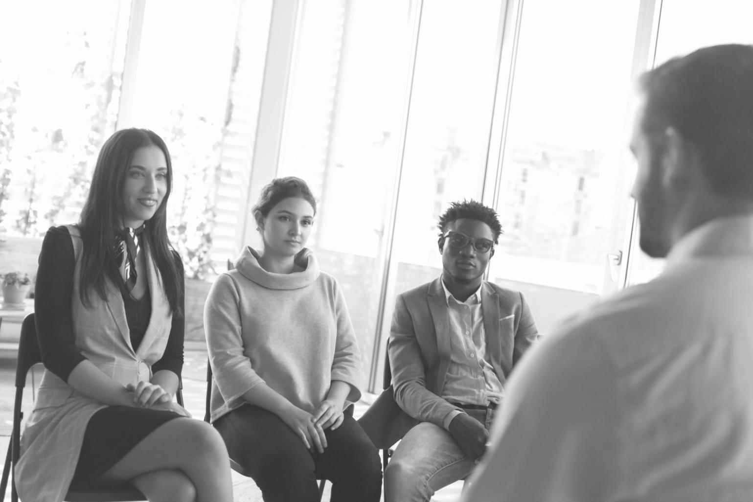 Modernes Bürogebäude in Eschborn mit Glasfassade und grüner Umgebung